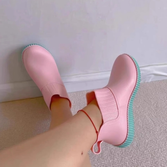 Waterproof rain boots - Picture 1 of 4